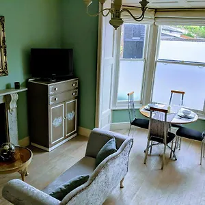 https://beautiful-one-bedroom-ground-floor-apartment-with-parking.cardiffhotelswales.com